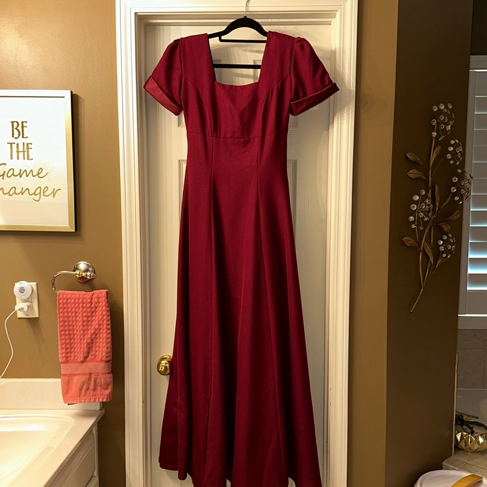 Women’s size 4 bridal party dress- maid of honor or bridesmaid dress.